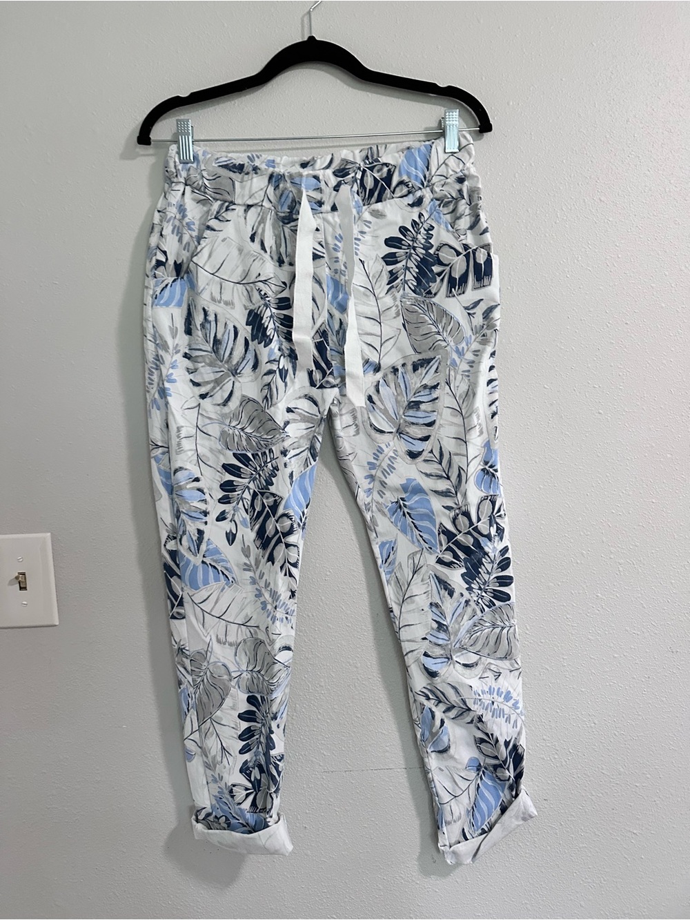 H&M Women's Leaf-Print Cropped Joggers in White, Blue & Gray